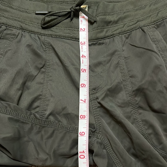The North Face Women’s Green Athletic Capri Hiking Pants Size S - Picture 3 of 10